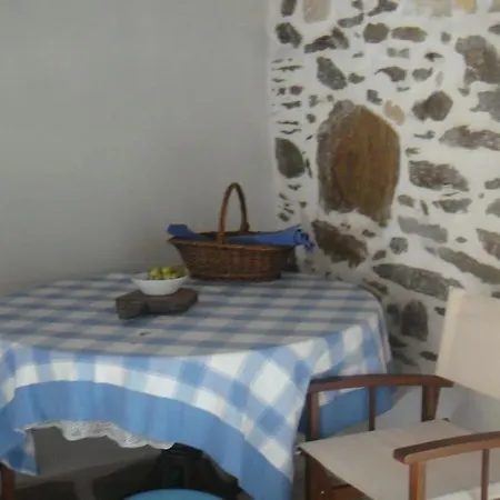 παλιό κελάρι σε πέτρινο σπίτι Áno Potamiá
